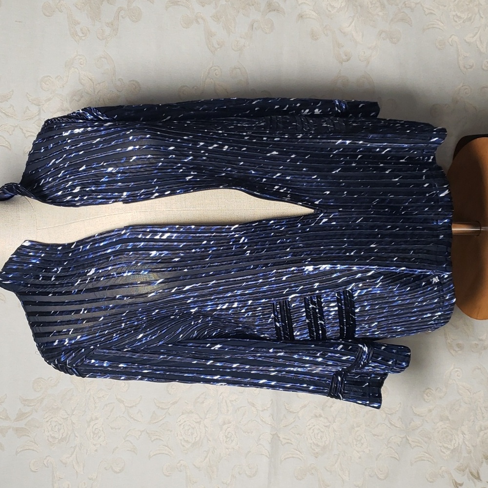 Chico's Travelers Black & Navy Striped Sheer ZipFront Stretchy Top (size… - Picture 5 of 11